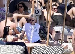 Mặn nồng với người tình bikini, Arsene Wenger vẫn dẻo dai ở tuổi 73