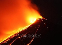 Núi lửa Karangetang ở Indonesia phun trào