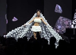 HH'Hen Niê mặc váy cưới 'Crystalline' lên sàn runway sau nghi vấn kết hôn