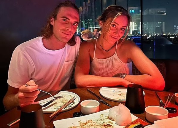 "Sharapova Tây Ban Nha" kể chuyện "đỏ mặt" với Tsitsipas