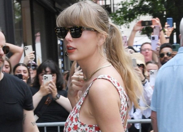 Taylor Swift đẹp hút mắt trên đường phố New York