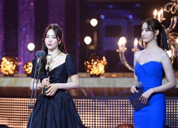 2 nữ thần Yoona - Song Hye Kyo chung sân khấu, đàn em biểu cảm bất ngờ khi đàn chị nhận giải Daesang ở Rồng Xanh
