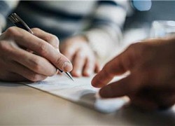 Chồng họ Hạ tra từ điển đặt tên con nhưng bị nhân viên hộ khẩu ghi nhầm, vợ nghe xong càng thấy biết ơn