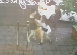 Cô gái đập mặt vào cửa kính cường lực vì hớt hải chạy mưa