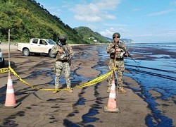 Ít nhất 1.200 thùng dầu thô tràn ra bãi biển nổi tiếng tại Ecuador