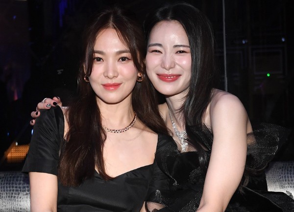 Khung hình hot nhất Rồng Xanh 2023: Song Hye Kyo và "kẻ thù" Lim Ji Yeon thân mật, nhan sắc ác nữ bị dìm thảm