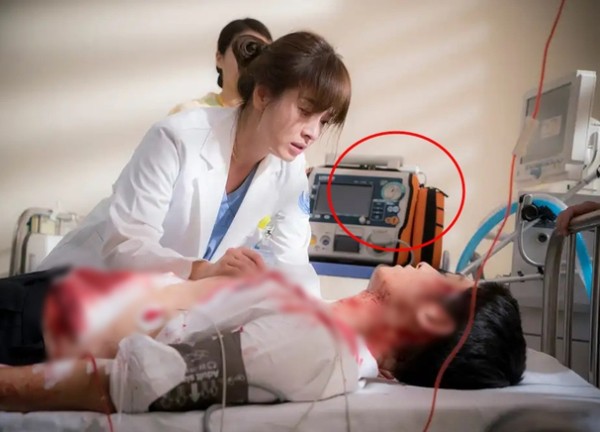 Loạt sạn phi lý ở Hậu Duệ Mặt Trời sau 7 năm bị nhắc lại: Có cả cảnh hôn kinh điển của Song Hye Kyo