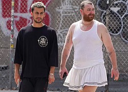 Nam ca sĩ Sam Smith diện váy siêu ngắn xếp li, sánh đôi "bạn trai tin đồn" đi dạo phố