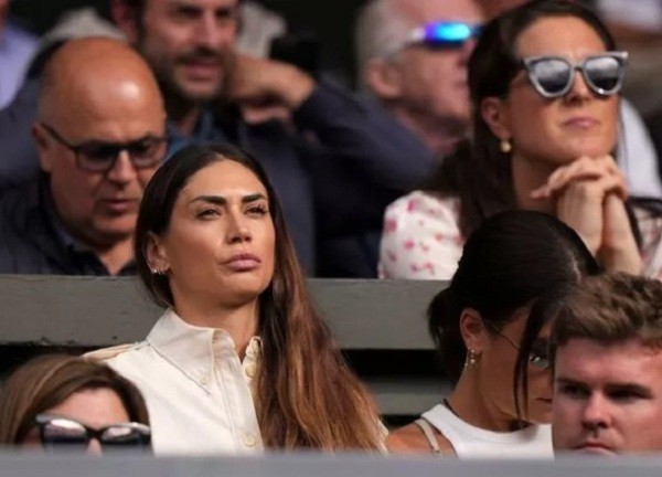 Nàng WAG 'nghiện yêu' bù đắp cho bại tướng Wimbledon