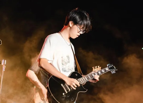 Con trai guitarist Trần Tuấn Hùng gây ấn tượng khi chơi nhạc giữa vịnh Hạ Long