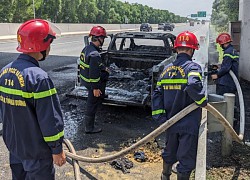 Ô tô bán tải cháy rụi trên cao tốc Hà Nội - Hải Phòng