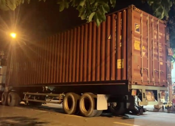 Sau âm thanh lớn, 1 người nằm chết cạnh xe container ở TP HCM