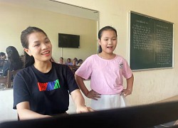 Cô học trò ưu tú đam mê ca hát