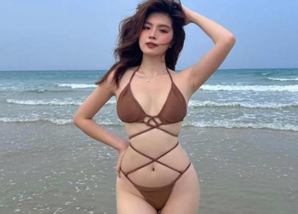 Bạn gái cầu thủ Văn Hậu, Minh Bình đẹp quyến rũ với bikini