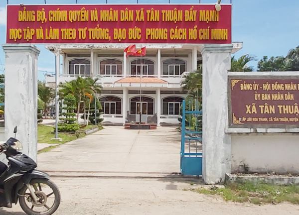 "Mượn tiền" người dân đóng góp làm đường để trả nợ quán...