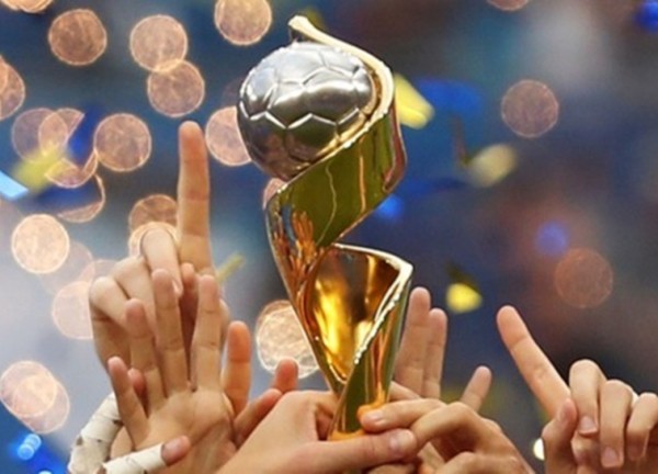 Ngồi ngoài đảo dùng điện thoại di động ghi cá cược World Cup bóng đá nữ 2023