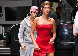 Justin Bieber tháp tùng Hailey đi sự kiện, diện mạo xuề xòa đối lập vợ