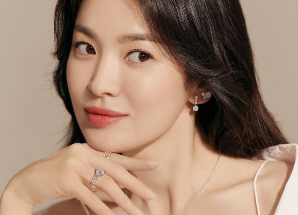 Song Hye Kyo khoe vẻ đẹp 'trong veo' như 18 tuổi, bí quyết nằm ở công thức 2-2-2