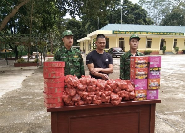 Triệt phá đường dây buôn bán thuốc lá và pháo lậu quy mô lớn