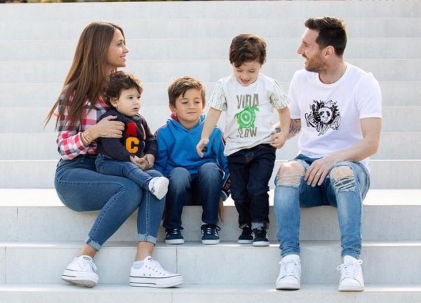 Messi choáng váng vì chủ nhà 'lên gối'