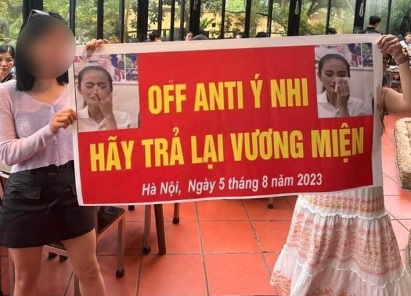 Netizen không đồng tình trước hình ảnh buổi offline hội antifan Hoa hậu Ý Nhi, có cả băng rôn đòi tước vương miện