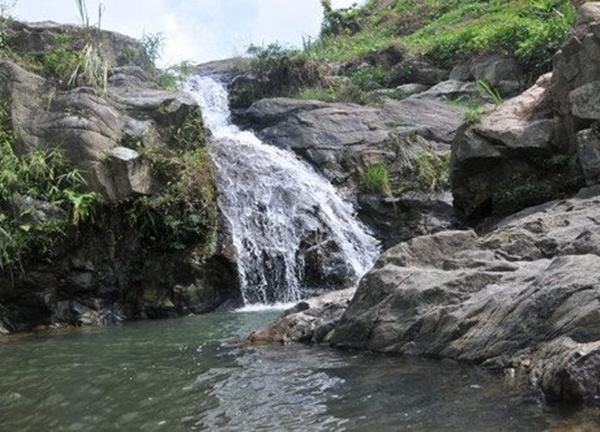 Tắm thác va vào đá, 2 trẻ em thương vong