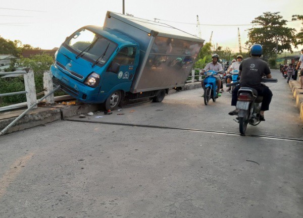 Xe tải mất lái tông gãy lan can cầu suýt rớt xuống sông