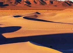 Có gì dưới lớp cát dày của sa mạc Sahara?