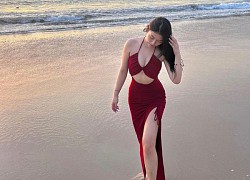 Hot girl Singapore mặc váy quá ngắn ngồi cầu thang, lộ ngay nội y kém duyên