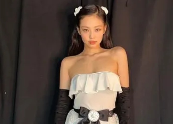 Jennie (BLACKPINK) tạo 'cơn sốt' thời trang ruy băng