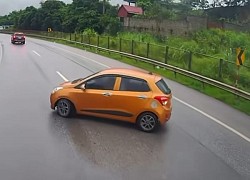 Kinh hoàng 'xe cóc' Hyundai Grand i10 đang đi bất ngờ quay đầu trên cao tốc