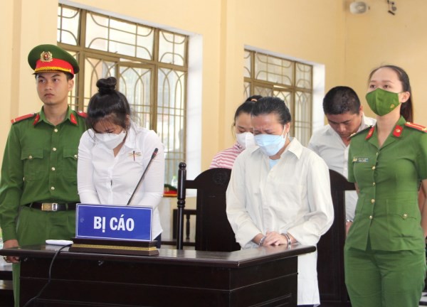 'Nữ quái' òa khóc nức nở khi nhận án chung thân do chiếm đoạt hơn 405 tỷ đồng