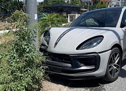 Xe Porsche không biển số tông cột đèn giao thông, bung cả túi khí