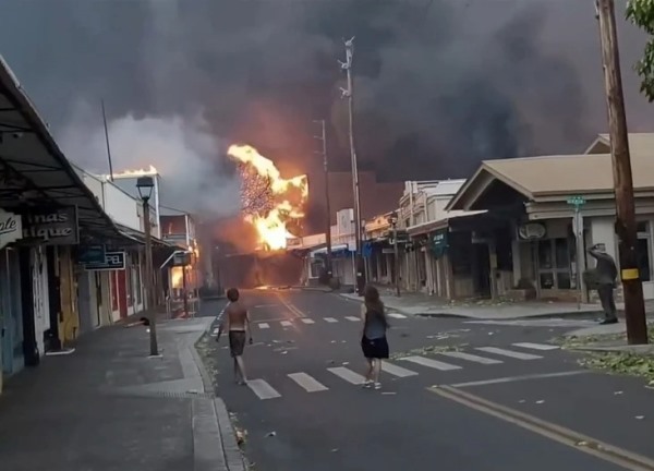 Người dân nhảy xuống biển để tránh ngọn lửa dữ tại Hawaii