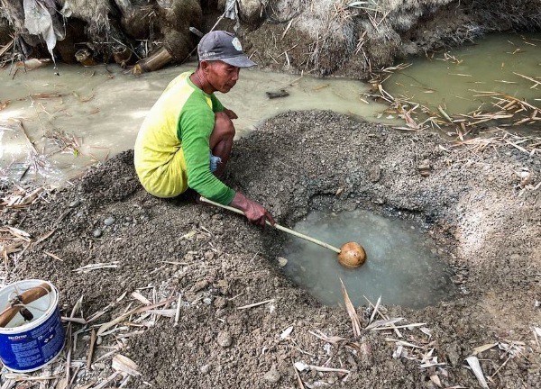 Tuyệt vọng vì hạn hán, dân làng Indonesia đào đáy sông để lấy nước