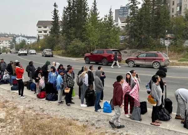 Canada sơ tán khẩn gần 20.000 dân vì thảm họa cháy rừng tồi tệ nhất