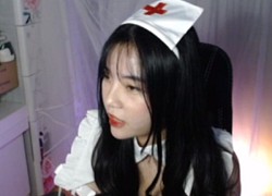 Mẹ một con cosplay y tá lên livestream, cả kênh sóng "bùng nổ"