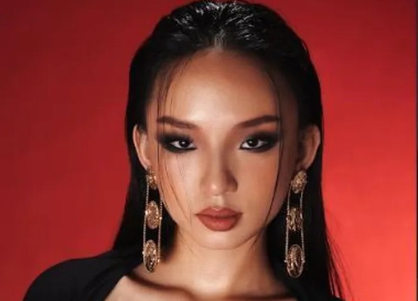 Bảo Ngọc tung bộ ảnh gợi cảm với đồ xuyên thấu