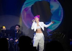 Bất ngờ đi hát trở lại, Khởi My nói: 'Đừng đồn em bùng nổ, cứ xem như em hết tiền nạp game'