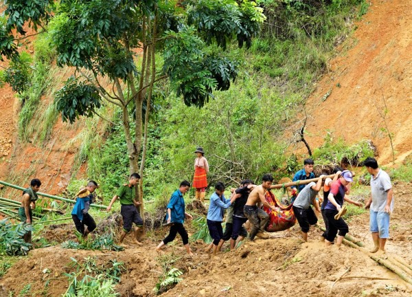 Cứu thành công nam thanh niên bị lũ cuốn trôi