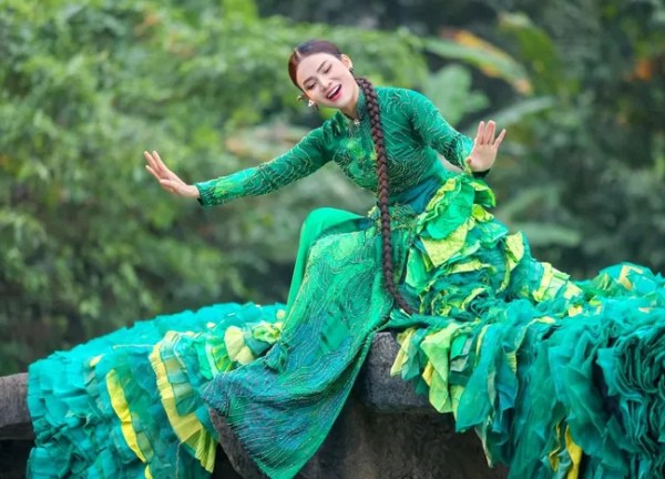 Phạm Phương Thảo ra mắt MV 'Cõng mẹ về trời' nhân mùa Vu lan báo hiếu
