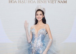 Phương Nhi tóc đỏ lạ mắt, Bảo Ngọc gợi cảm với đầm khoét ngực