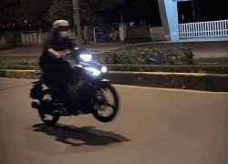 Xử lý cô gái 21 tuổi lái xe máy bằng một bánh trên đường phố