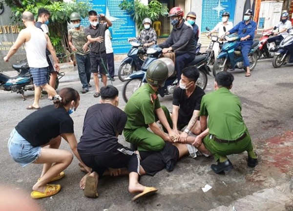 Bắt 9 thanh, thiếu niên chặn đường nói: "Có tiền không cho xin 200 ngàn"