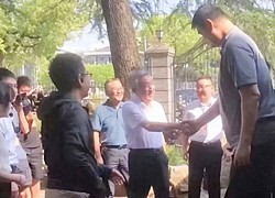 Bức ảnh về "người khổng lồ" Yao Ming được cộng đồng mạng lan truyền rộng rãi