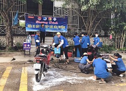 Rửa xe gây quỹ giúp đỡ học sinh có hoàn cảnh khó khăn