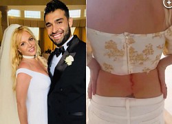 Hậu chia tay chồng trẻ kém 12 tuổi, Britney Spears phấn khích xăm hình con rắn sau lưng