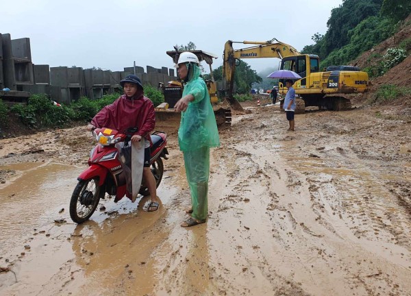 Khắc phục vị trí sạt lở đoạn qua Dốc Cun đảm bảo giao thông hoạt động bình thường