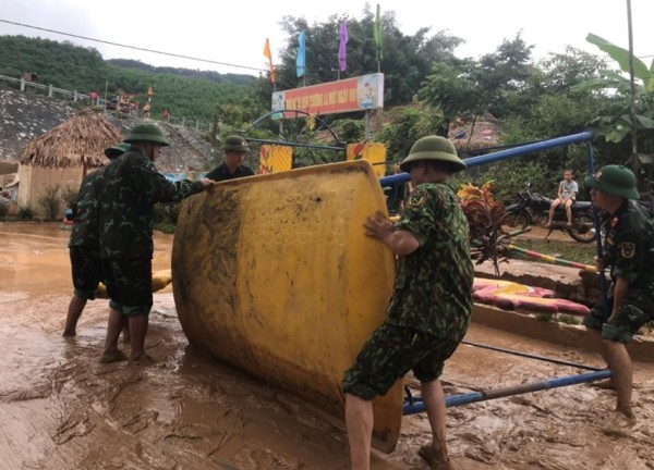 Lực lượng vũ trang Nghệ An giúp nhân dân khắc phục hậu quả mưa lũ