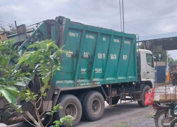 Vụ cha ôm thi thể con bên đường ở Đồng Nai: Khởi tố tài xế xe chở rác gây tại nạn